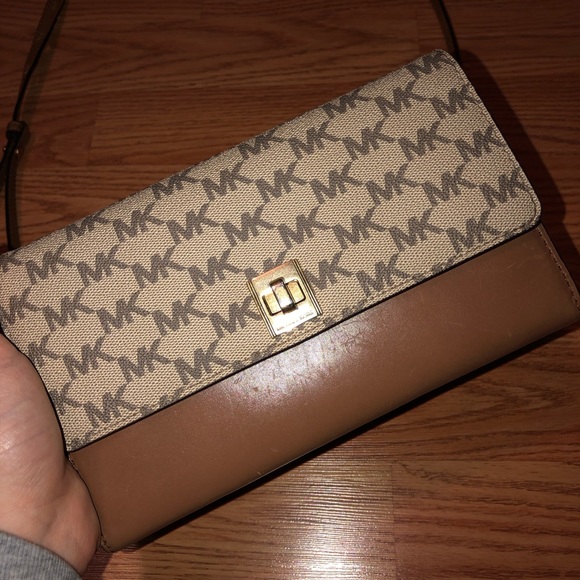 REAL MICHEAL KORS OVER THE SHOULDER PURSE, USED. - Picture 1 of 4